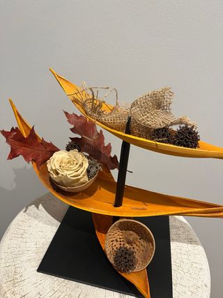 Figura decorativa hojas secas y mimbre