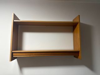 Estantería de madera marrón