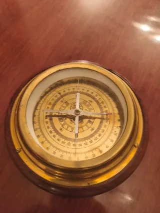 Brújula náutica latón y madera
