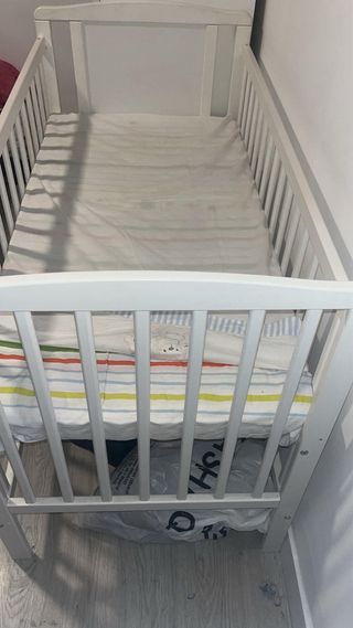 Cuna de bebé blanca