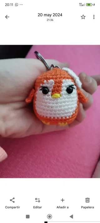 Llavero de Pingüino Naranja tejido a mano