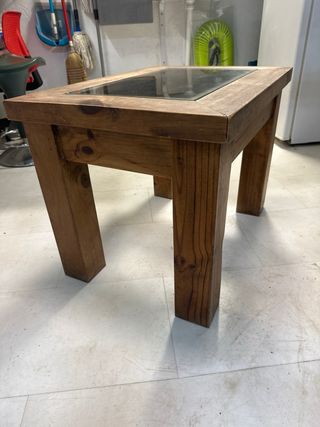 Mesa de centro de madera maciza y cristal.