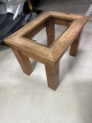 Mesa de centro de madera maciza y cristal.