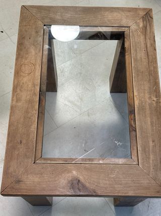 Mesa de centro de madera maciza y cristal.