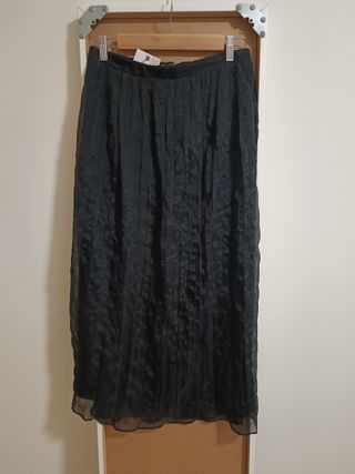Falda larga negra plisada talla S pero da más tall