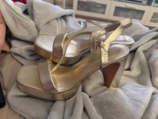 Sandalias doradas de plataforma