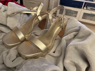 Sandalias doradas de plataforma