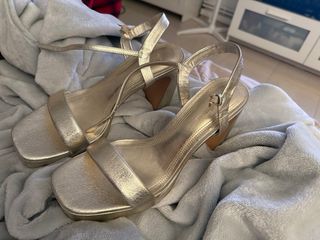 Sandalias doradas de plataforma