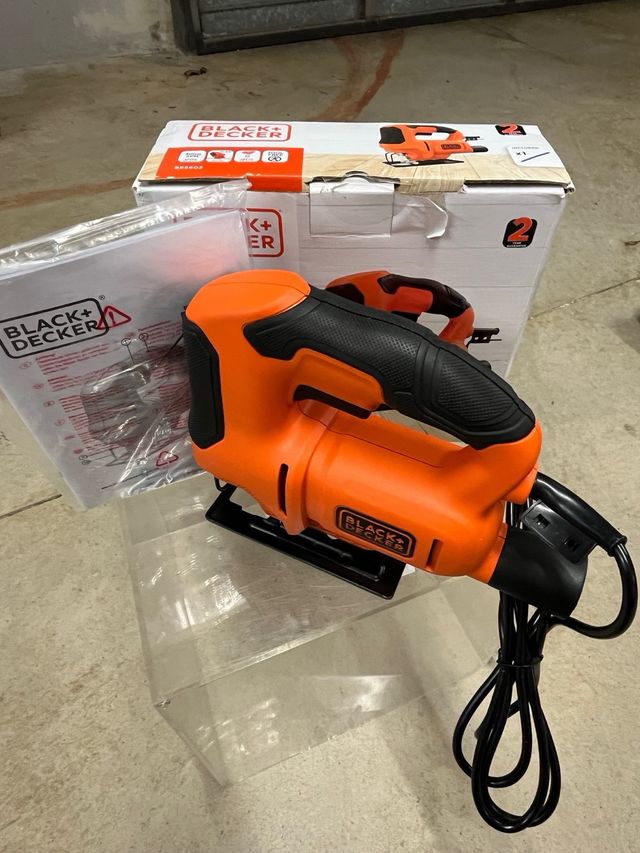 Sierra de calar Black+Decker 400W