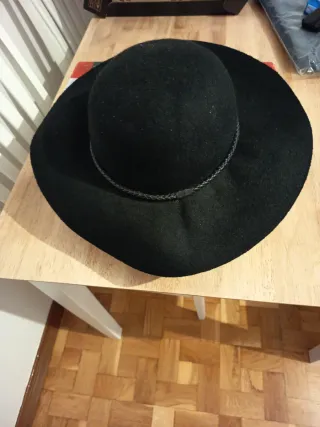 Sombrero negro ala ancha