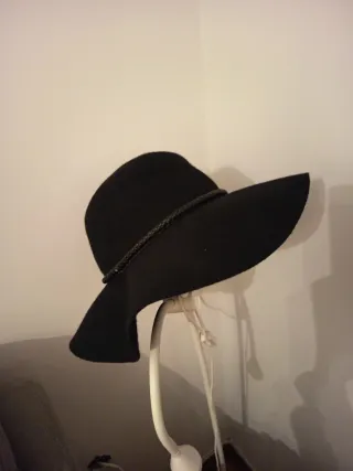 Sombrero negro ala ancha