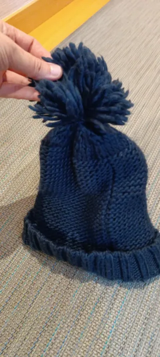 Dos gorros de lana azul y beis