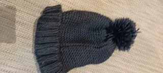 Dos gorros de lana azul y beis