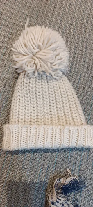 Dos gorros de lana azul y beis