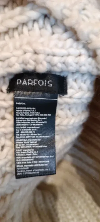 Dos gorros de lana azul y beis