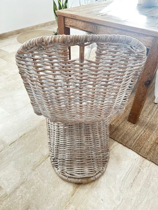 Silla de mimbre y madera
