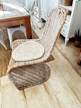 Silla de mimbre y madera