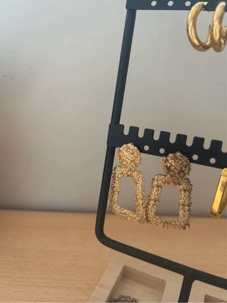 Pendientes dorados Zara cuadrados