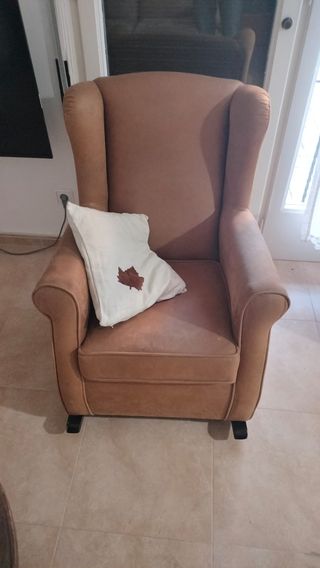 Poltrona a dondolo marrone in ottime condizioni