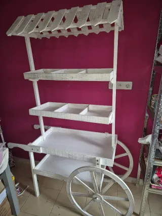 Carro de madera blanco para eventos