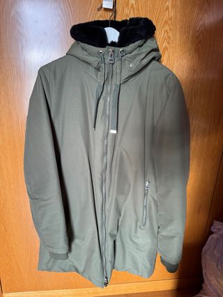 Abrigo verde con capucha y pelo