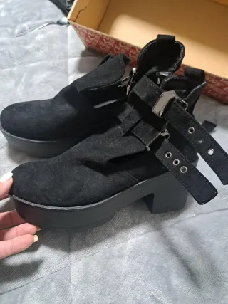 Botines negros con plataforma y hebillas