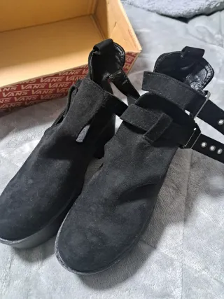 Botines negros con plataforma y hebillas