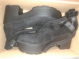 Botines negros con plataforma y hebillas