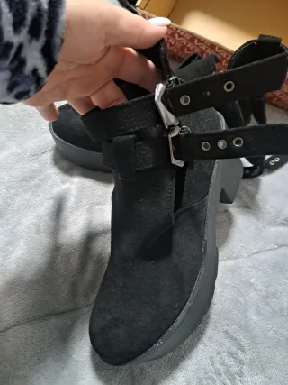 Botines negros con plataforma y hebillas