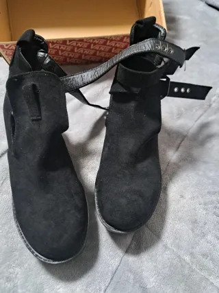 Botines negros con plataforma y hebillas