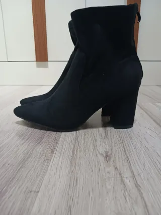 Botines negros de tacón ancho.