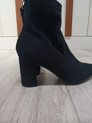 Botines negros de tacón ancho.