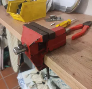 Tornillo de banco rojo