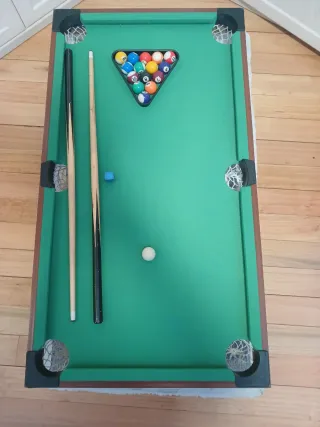 Mesa de billar con accesorios