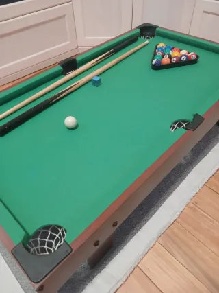 Mesa de billar con accesorios