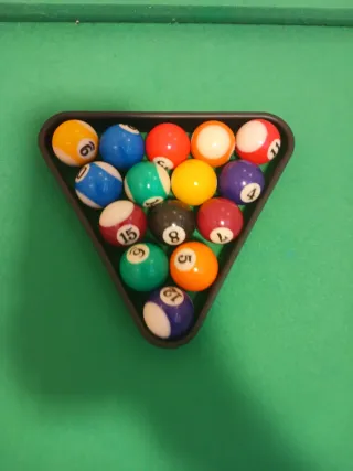 Mesa de billar con accesorios