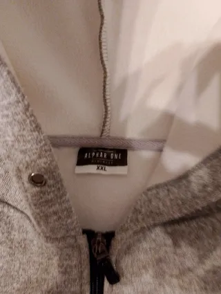 Sudadera gris gruesa y cálida