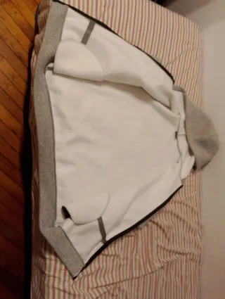 Sudadera gris gruesa y cálida