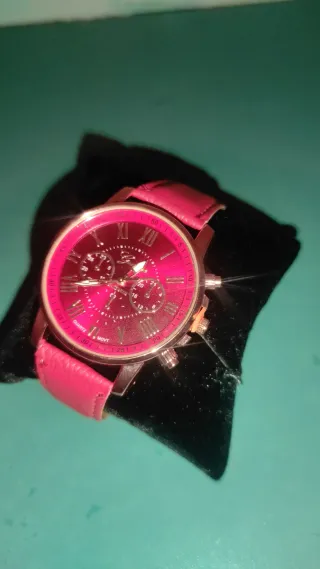 Reloj de Mujer con Correa Rosa y Detalles Dorados