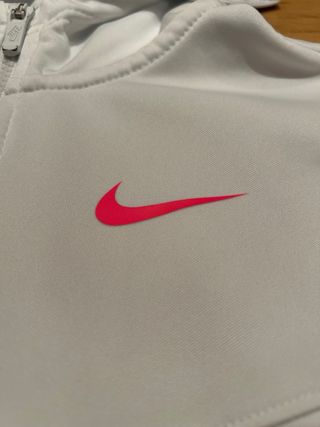 Sudadera Nike Blanca con Detalles Rosas