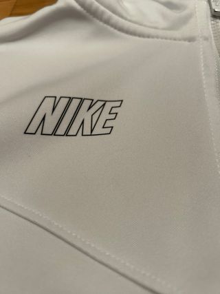 Sudadera Nike Blanca con Detalles Rosas