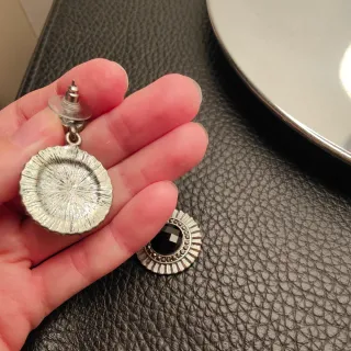 Pendientes negros y plateados