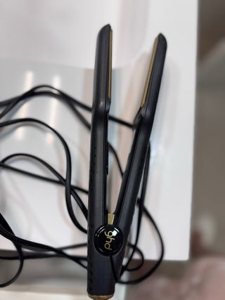 Plancha de pelo GHD negra y dorada