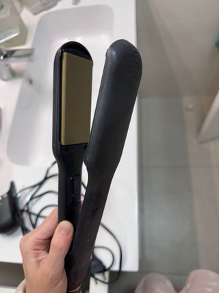 Plancha de pelo GHD negra y dorada