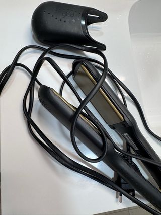 Plancha de pelo GHD negra y dorada