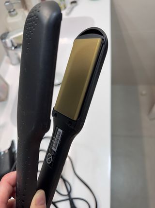 Plancha de pelo GHD negra y dorada