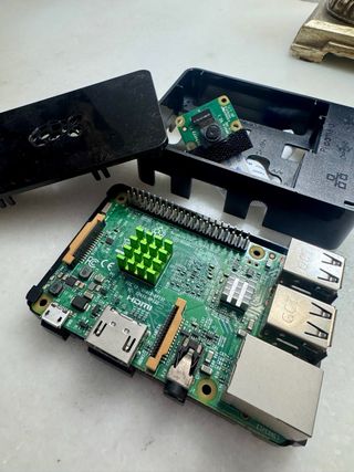 Raspberry Pi 3 Model B + Cámara