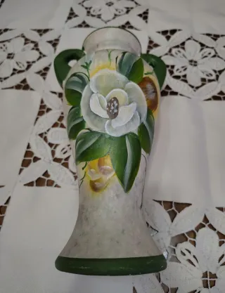 Vaso decorativo con fiori dipinti