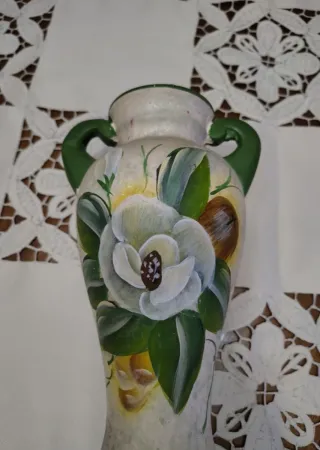 Vaso decorativo con fiori dipinti