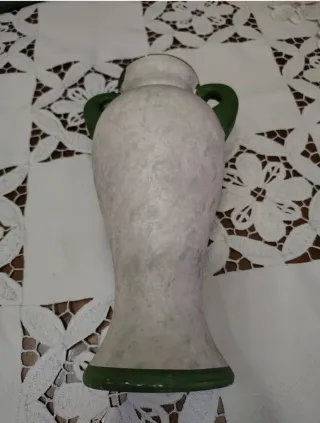 Vaso decorativo con fiori dipinti